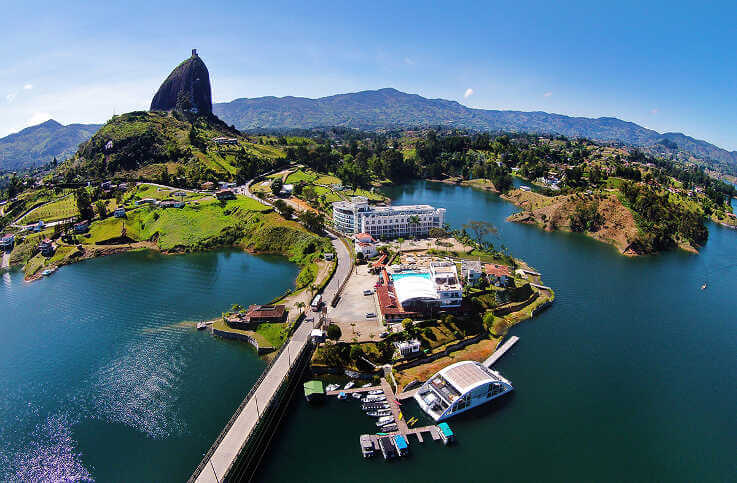 Vista aérea de la Piedra del Peñol en Guatapé