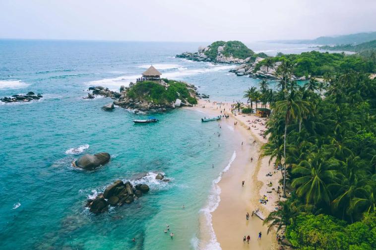 Playa de arena blanca y mar turquesa en el Parque Tayrona